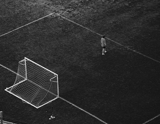 Widok na piłkarza zza bramki